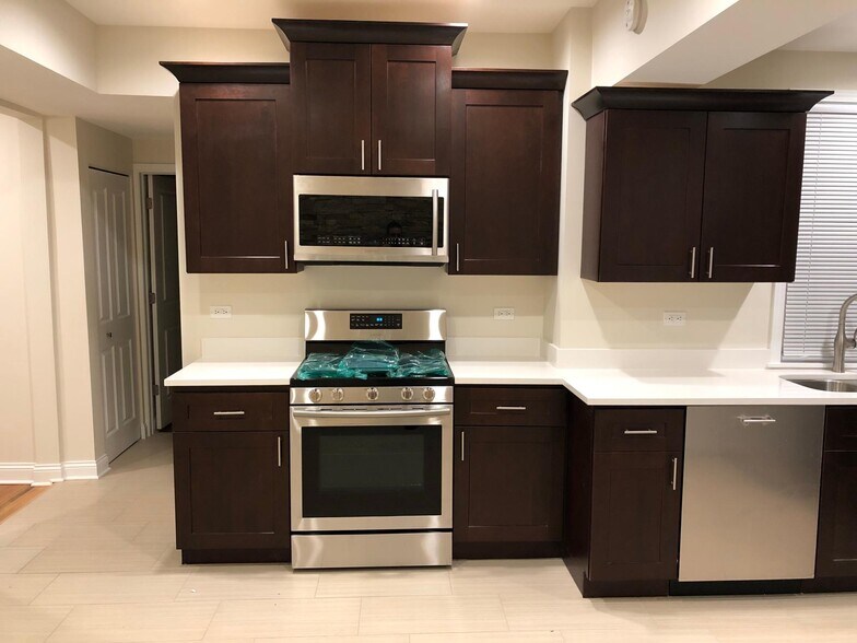 Building Photo - 3145 N Lamon Ave