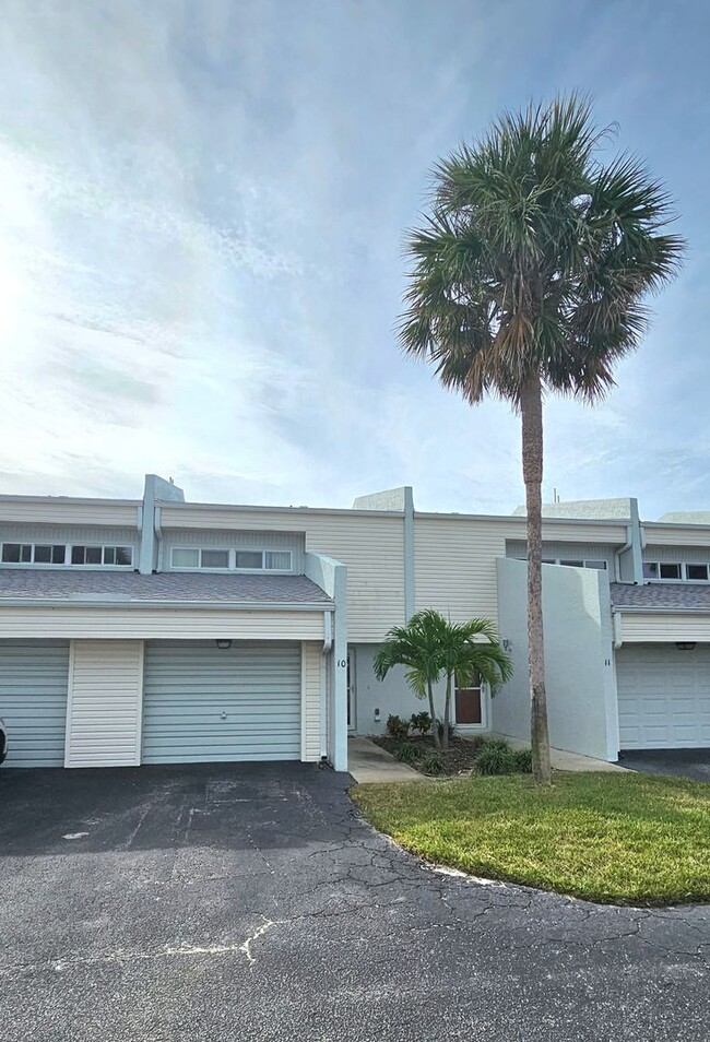 Building Photo - Indian Harbor Beach- 2 Story Townhome