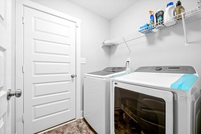 Building Photo - 180 Sambar Dr