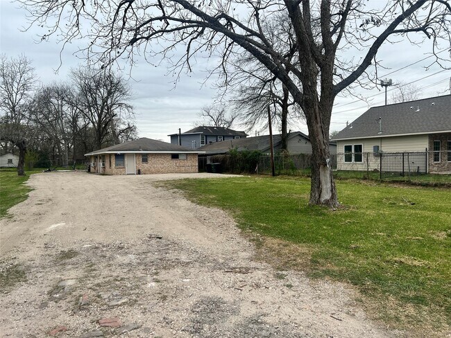 Building Photo - 8713 Peachtree St