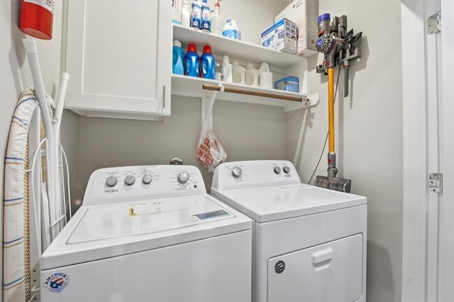Building Photo - 2057 Sherwood Forest St