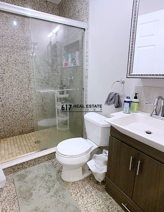 Building Photo - 77 Linden St