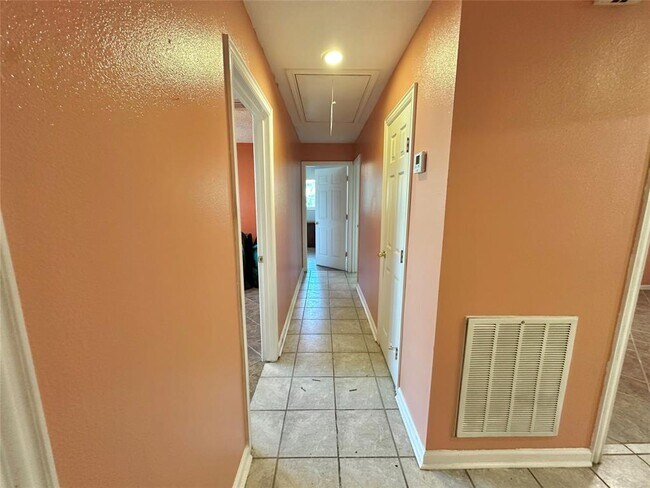 Building Photo - 1765 Hialeah Dr