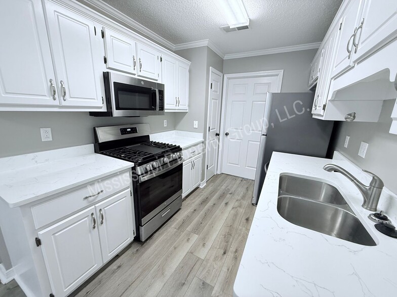 Building Photo - 2112 Harris Dr
