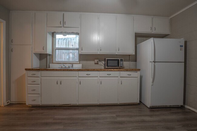 Building Photo - Charming 4 bedroom, 2 bathroom home located in Fayetteville, AR - 6 Month Lease