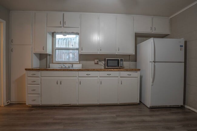 Building Photo - Charming 4 bedroom, 2 bathroom home located in Fayetteville, AR