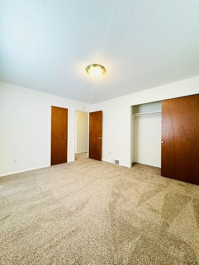 Building Photo - 3 Bedroom 2 Bath Tri-Level Home with 2 car...