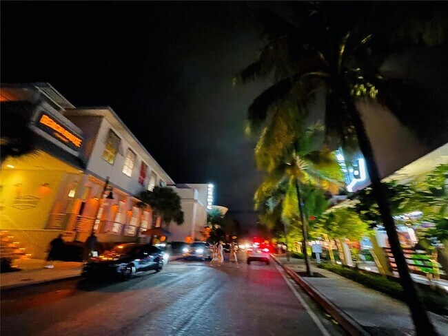 Building Photo - 400 N Riverside Dr