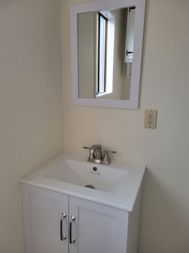 Building Photo - Remodeled Duplex Townhouse in Everett- 5 min to Boeing Available for September 1st Occupancy for ...