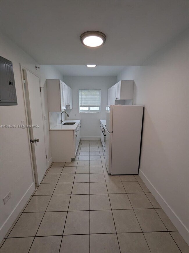 Building Photo - 220 Collins Ave