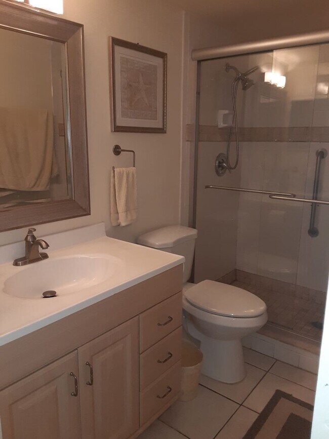 Building Photo - Seasonal/short term ONLY  Nicely renovated 2/2 condo across the street from LIDO BEACH!