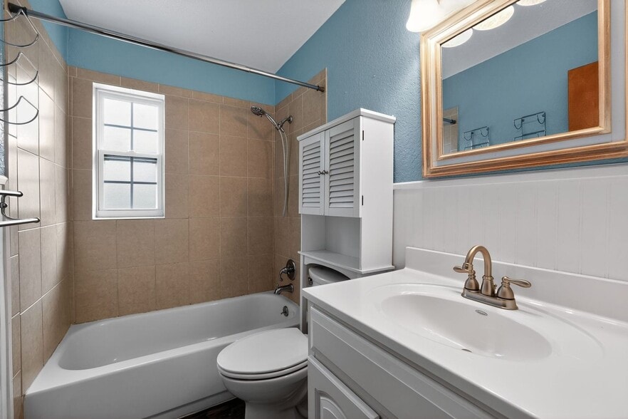 Building Photo - 516 3rd Ave NE