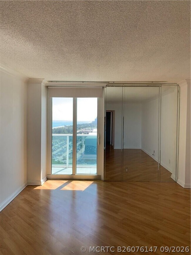 Building Photo - 100 Bayview Dr