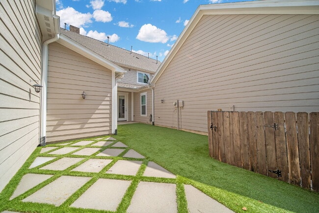 Building Photo - Nestled in the heart of Creekside Park - T...