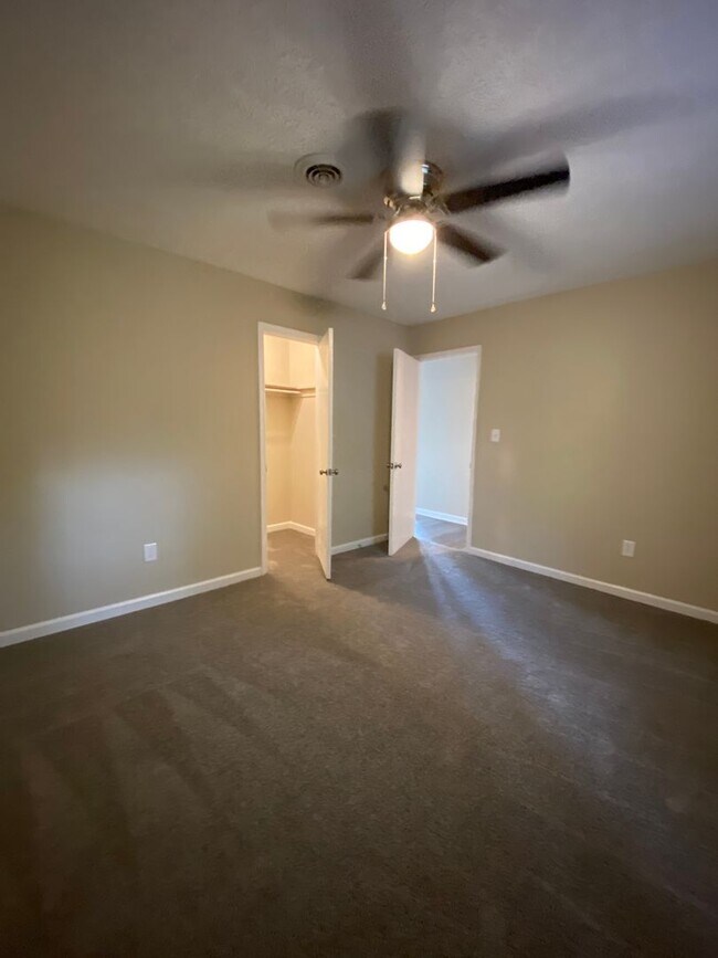Building Photo - 105 Howell Way