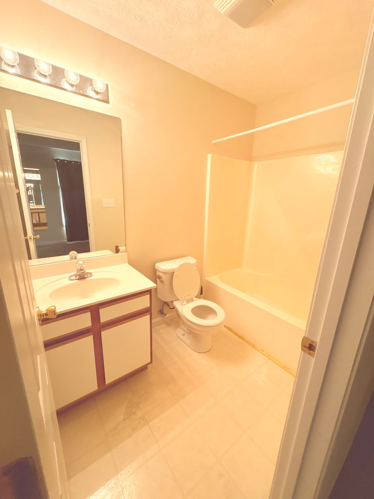 Building Photo - 14 Lake Village Ct