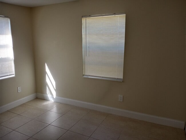 Building Photo - Come see this 2/1 with no Hoa