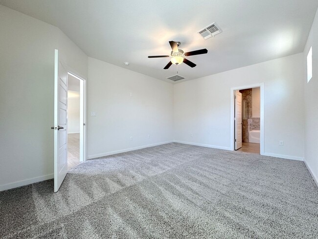 Building Photo - East El Paso 4 bed 2 Bath Refrig A/C!