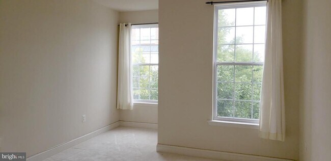 Building Photo - 5800 Clipper Ln