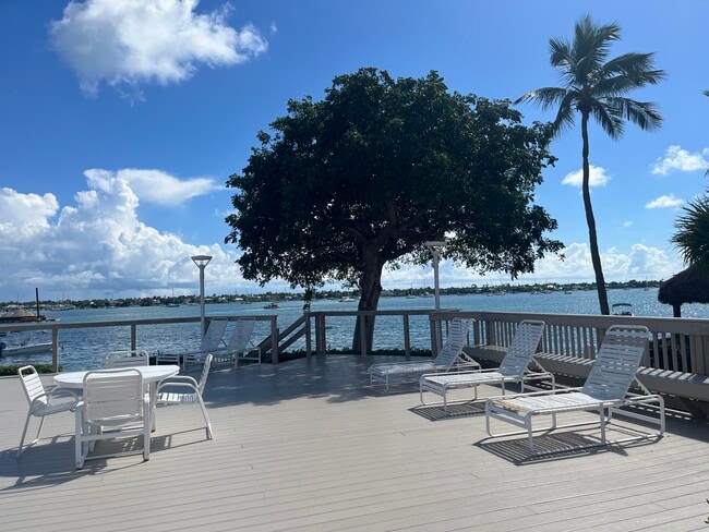 Building Photo - 5600 N Flagler Dr