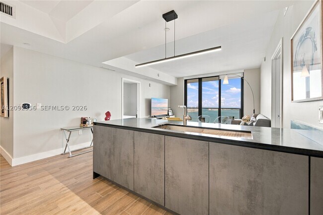 Building Photo - 1010 Brickell Ave