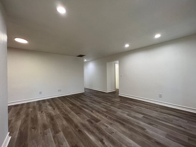 Building Photo - 3 Bedroom/2 Bathroom Home with Covered Pat...
