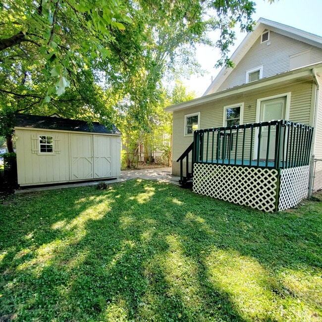 Building Photo - 327 Leslie St