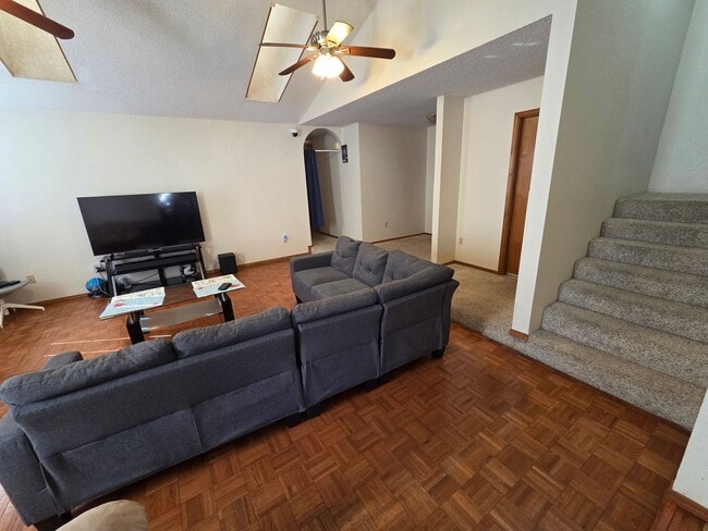 Building Photo - Large 4 Bdrm/3 Bath Home Close to Holloman AFB