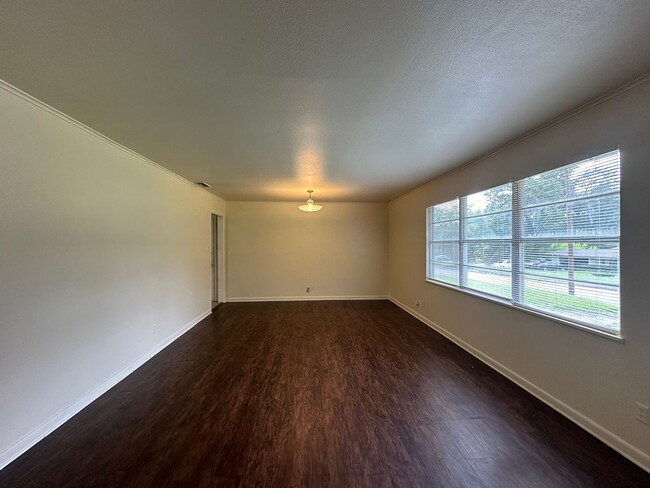 Building Photo - Beautiful 3 Bed 2 Bath in the Heart of Tyler!