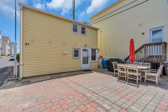 Building Photo - 21 Peterson Ln