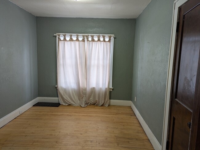 Building Photo - 828 E Thomas St