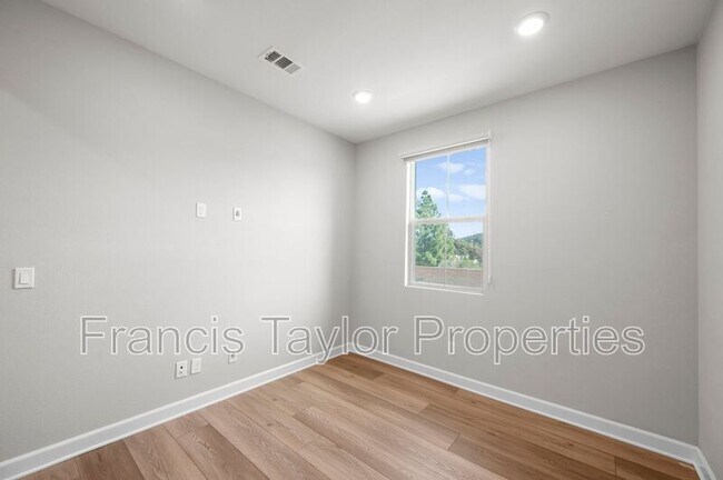 Building Photo - 10912 Jericho Way