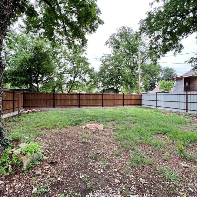 Building Photo - 1034 Woodland Ave