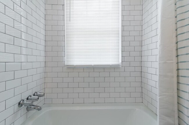 Building Photo - 3912 Crestview Dr