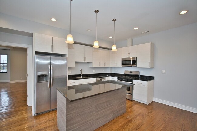 Building Photo - 2515 W Lawrence Ave
