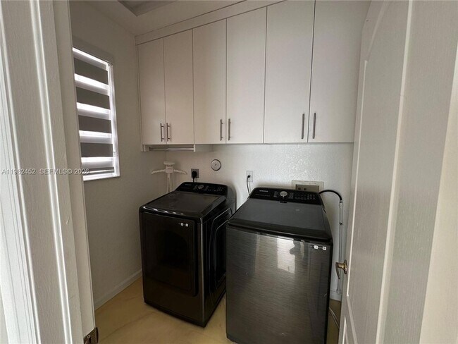 Building Photo - 27866 SW 142nd Ave