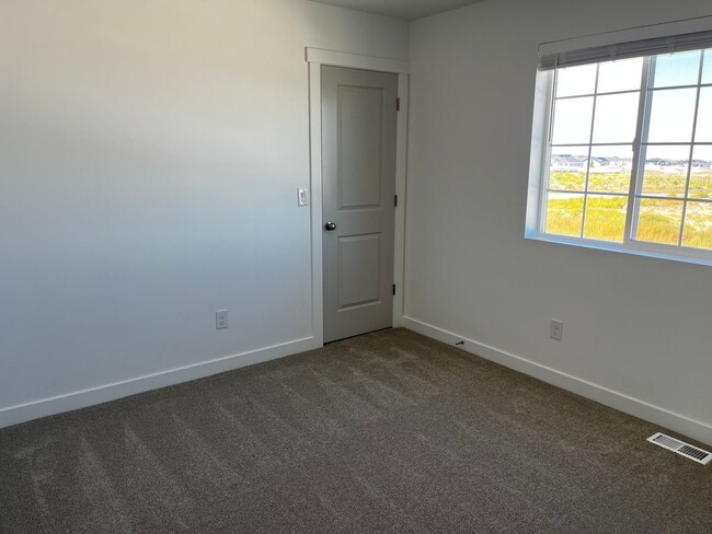 Building Photo - GET $500 OFF THE FIRST MONTHS RENT!!!!