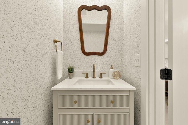 Building Photo - 1706 Bay St SE