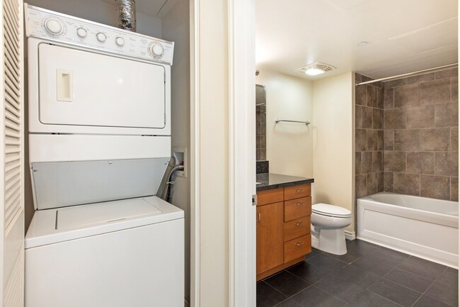 Building Photo - ***STUNNING 1 BED 1 BATH***CENTRAL A/C***W...