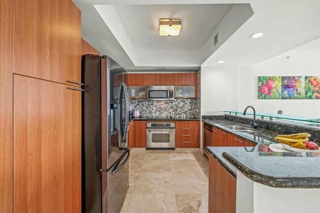 Building Photo - 2640 Lake Shore Dr