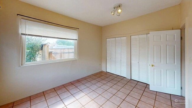 Building Photo - Light and bright 2 bedroom central location