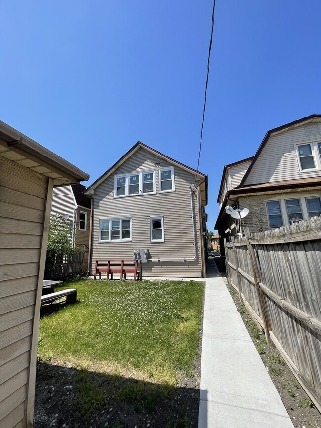 Building Photo - 5133 W Wrightwood Ave