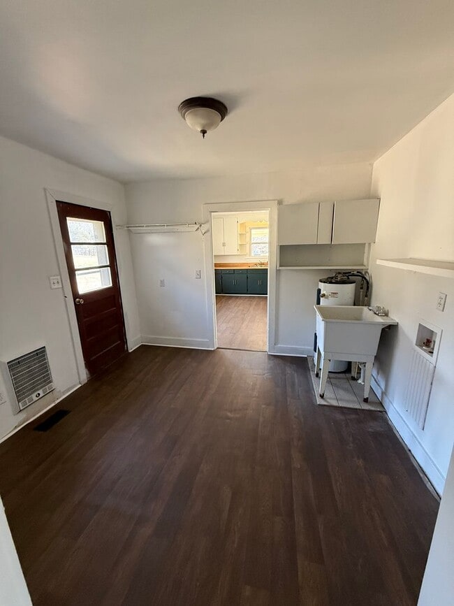 Building Photo - 3 Bed/2 Bath House with LARGE Front and Back Yard