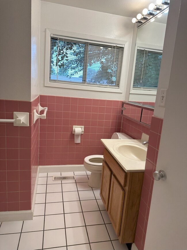 Building Photo - 1029 N Lincoln St