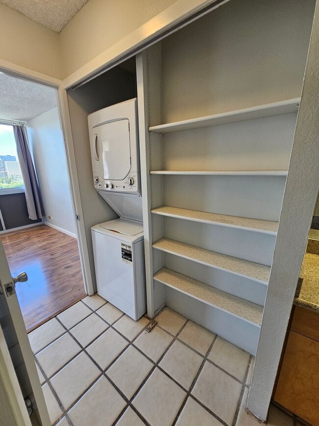 Building Photo - Bright 2-Bedroom Condo with Lanai