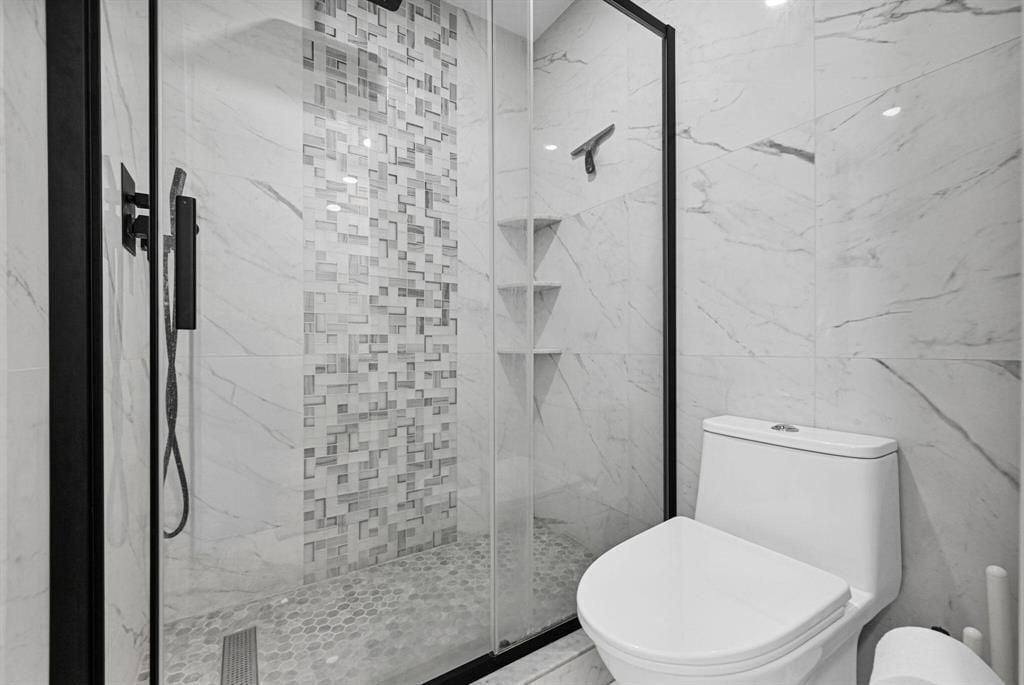 Building Photo - 6279 Bay Club Dr