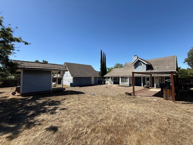 Building Photo - Charming 3BD/3BA Home in Ramona with Large Backyard, 2-Car Garage & In-Unit Laundry