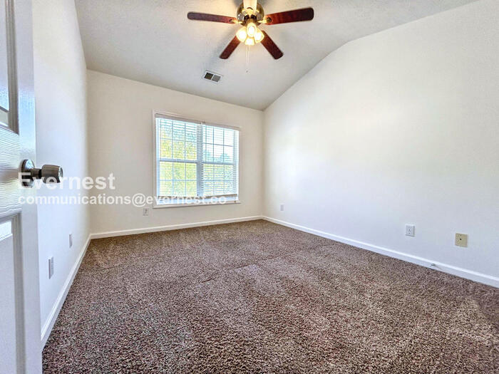 Building Photo - 218 Copperbend Dr SE