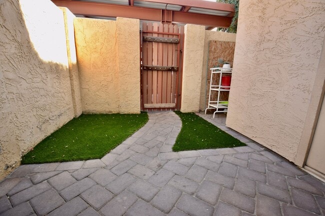 Building Photo - Beautiful modern 1 bed 2 bath corner unit in the Highlands Condominium community.