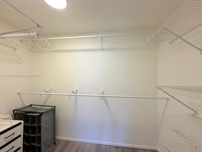 Building Photo - 800 Parkview Dr